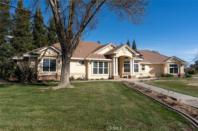 view of front of property featuring a front lawn