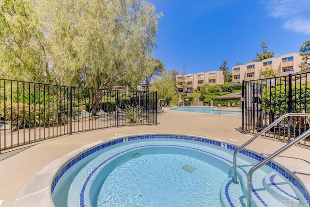 5708 Baltimore Dr Unit 376, La Mesa, CA 91942 - community pool with a community hot tub, fence, and a patio area