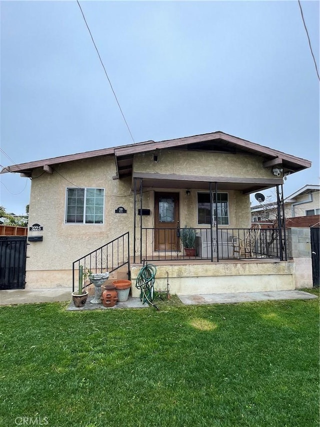 view of front of house featuring a front lawn