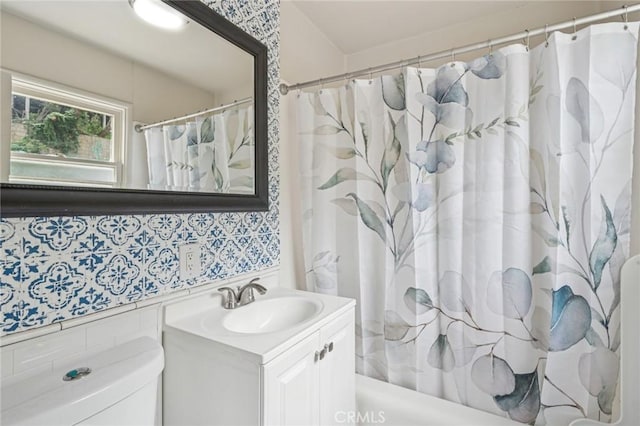 bathroom featuring a shower with shower curtain, vanity, and toilet