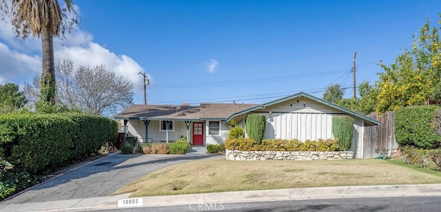 single story home featuring a front lawn