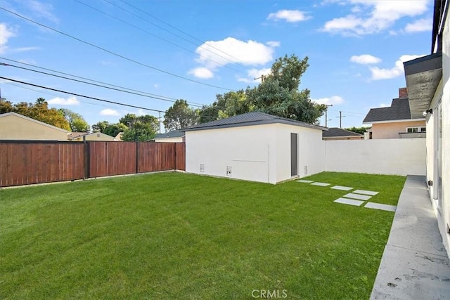 view of yard featuring an outbuilding