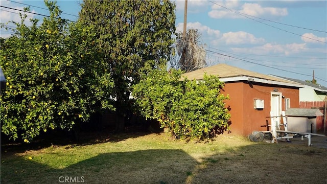 view of yard with a storage shed