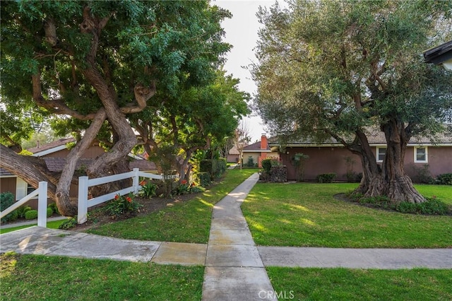 view of property's community featuring a lawn