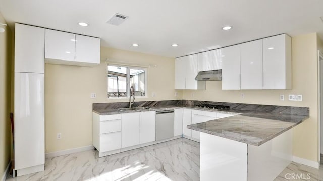 kitchen with sink, dishwashing machine, kitchen peninsula, stainless steel gas stovetop, and white cabinets