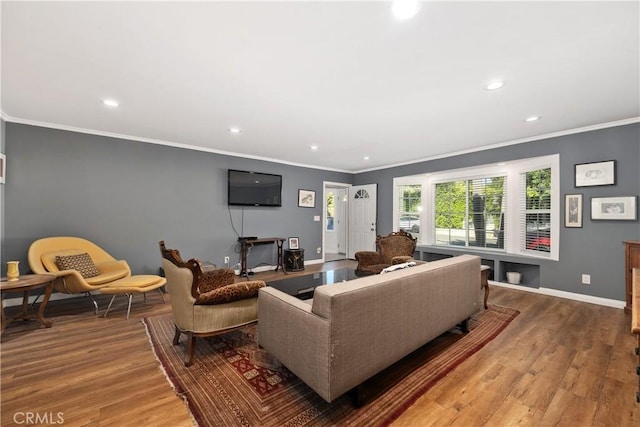 living room featuring crown molding, recessed lighting, wood finished floors, and baseboards