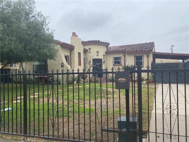 view of front of home featuring a front yard