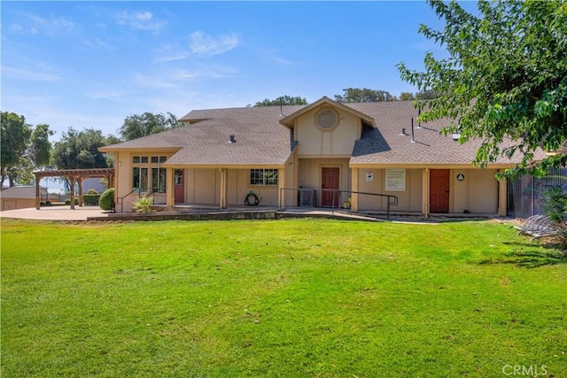 view of front of home featuring a front lawn, stucco siding, a patio area, and a pergola