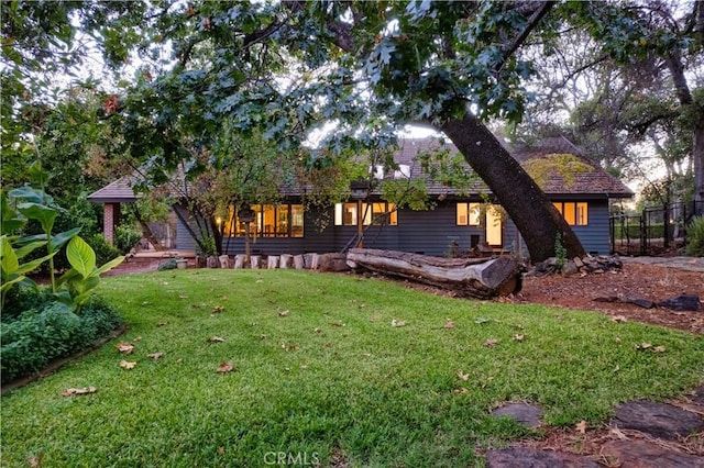 view of front of house featuring a front yard