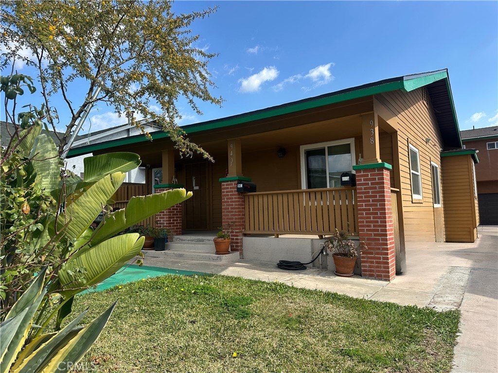 view of front of property featuring a front yard and covered porch