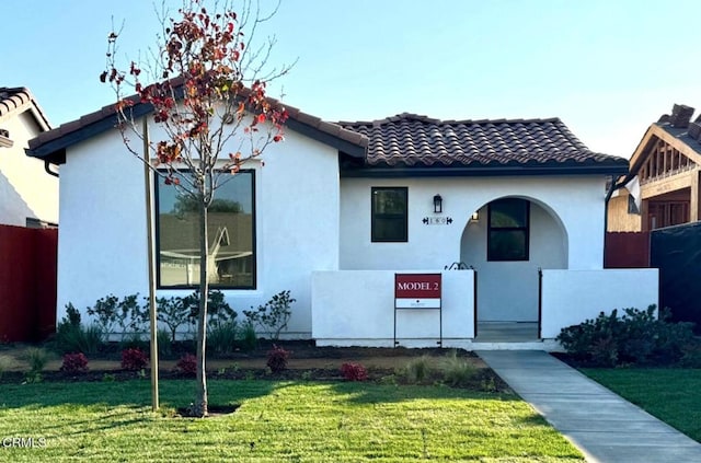 view of front of house featuring a front yard