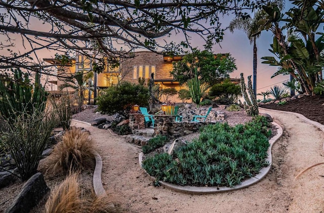 view of yard at dusk