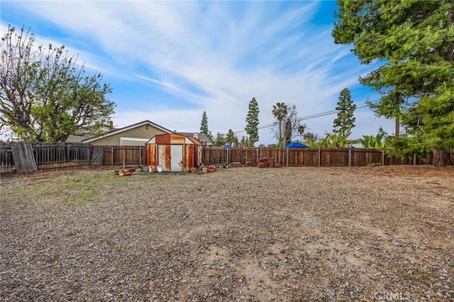 view of yard with a storage shed