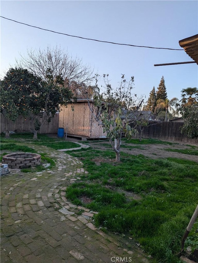 view of yard featuring an outdoor fire pit