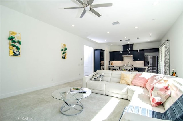 living area with visible vents, baseboards, ceiling fan, and recessed lighting