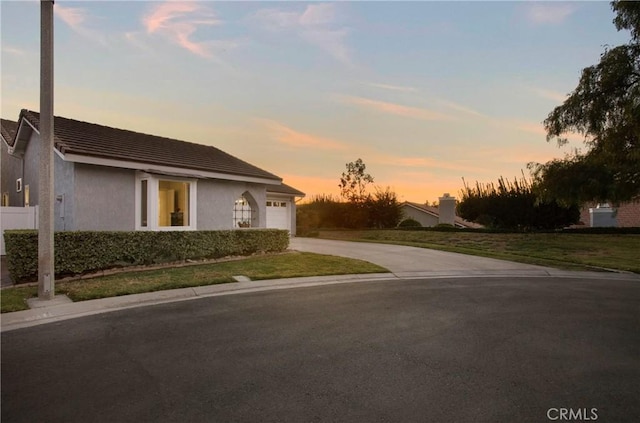 view of front facade featuring a garage and a yard