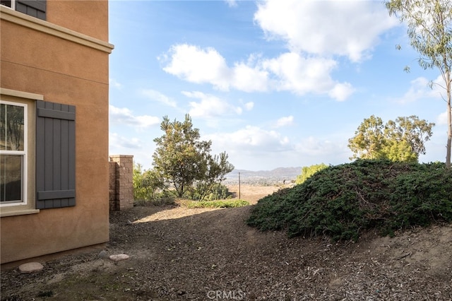 view of yard featuring a mountain view