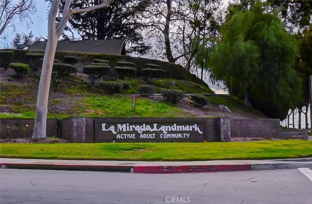 community sign featuring a yard