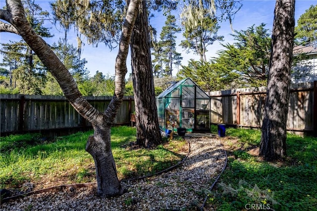 view of yard featuring an outbuilding