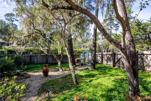 view of yard featuring an outbuilding