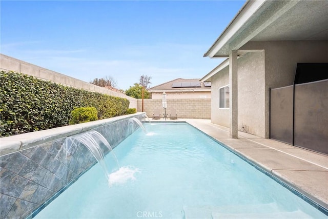 view of swimming pool featuring pool water feature