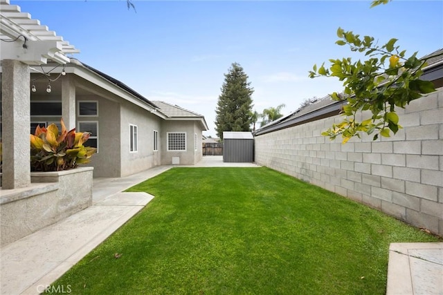 view of yard with a storage shed