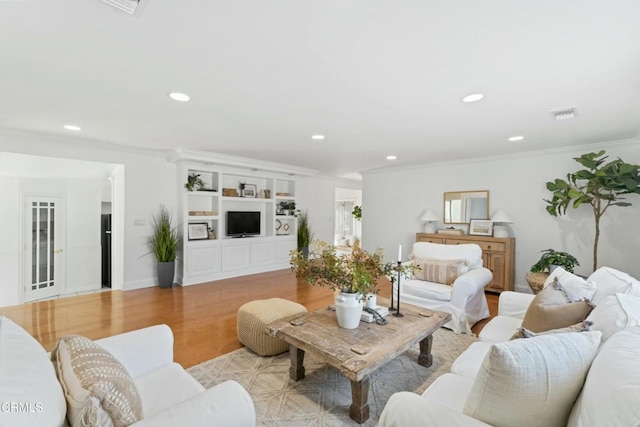 living room featuring light wood finished floors, recessed lighting, visible vents, ornamental molding, and baseboards