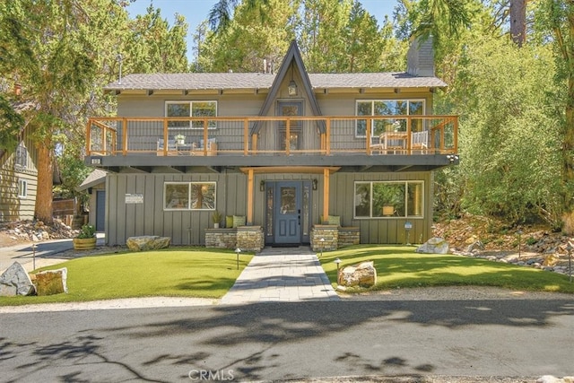 view of front of house featuring a front yard