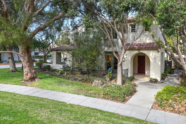 view of front of home featuring a front lawn