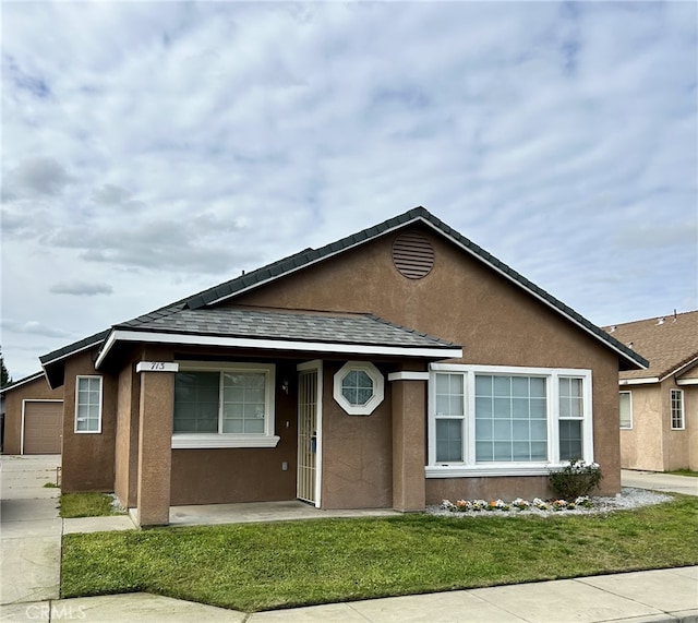 713 Vista Del Rey Dr, Atwater, CA 95301 - ranch-style home featuring stucco siding, a garage, a front yard, and a shingled roof