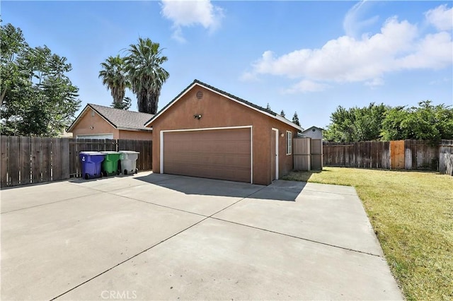 713 Vista Del Rey Dr, Atwater, CA 95301 - view of front of property featuring a garage, stucco siding, and concrete driveway