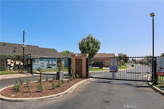 713 Vista Del Rey Dr, Atwater, CA 95301 - view of front of house featuring a gate
