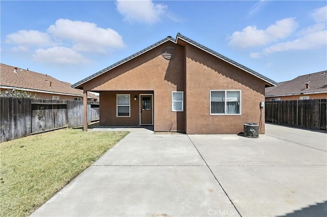 713 Vista Del Rey Dr, Atwater, CA 95301 - rear view of house featuring stucco siding, a fenced backyard, and a patio area