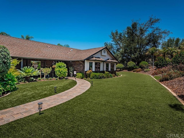 view of front facade featuring a front yard