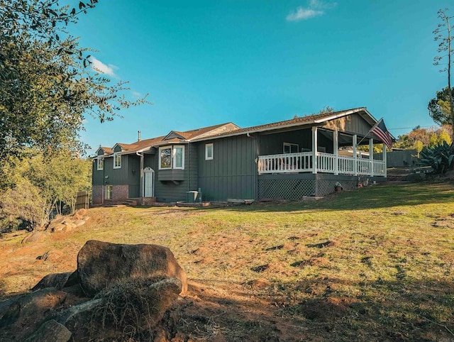 view of front of home featuring a front yard