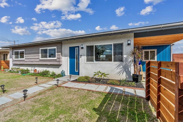 view of front facade featuring a front yard