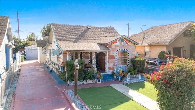 view of front facade with a front yard