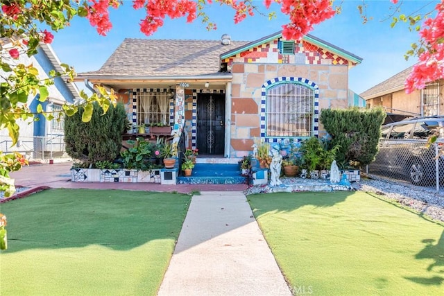 view of front facade featuring a front yard