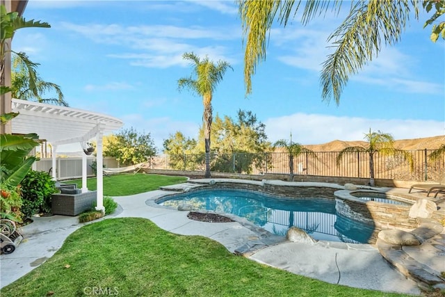 view of swimming pool featuring an in ground hot tub, a pergola, and a yard