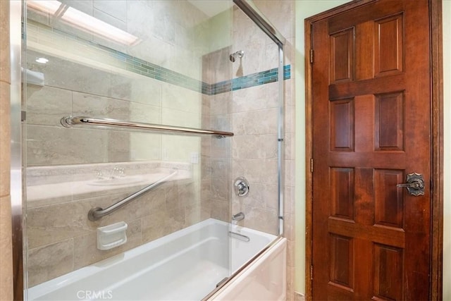 bathroom with enclosed tub / shower combo