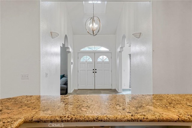 foyer entrance featuring a chandelier