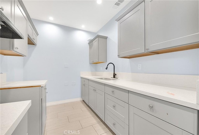 kitchen featuring a sink, gray cabinets, visible vents, recessed lighting, and light countertops