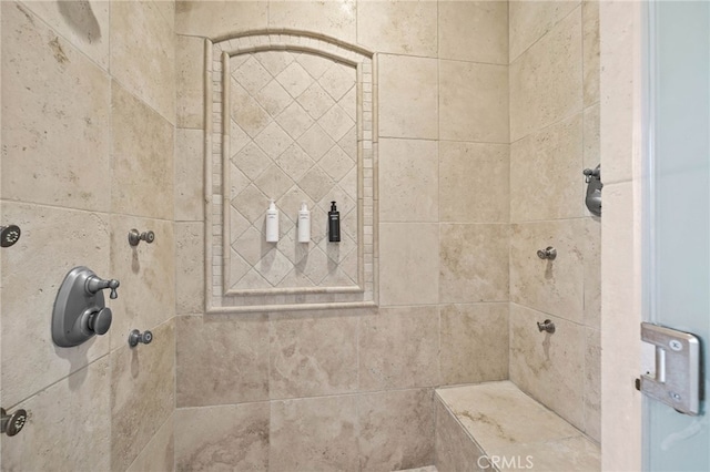 bathroom featuring a tile shower