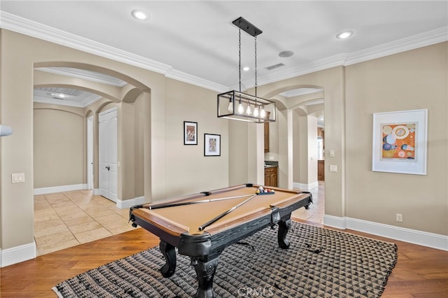 playroom featuring billiards, crown molding, and light hardwood / wood-style flooring