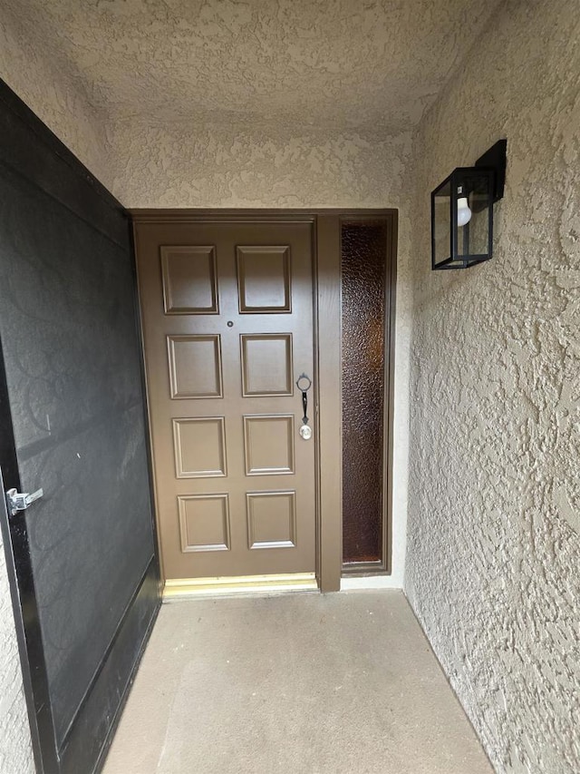 view of exterior entry with stucco siding