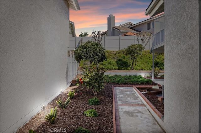 view of yard at dusk