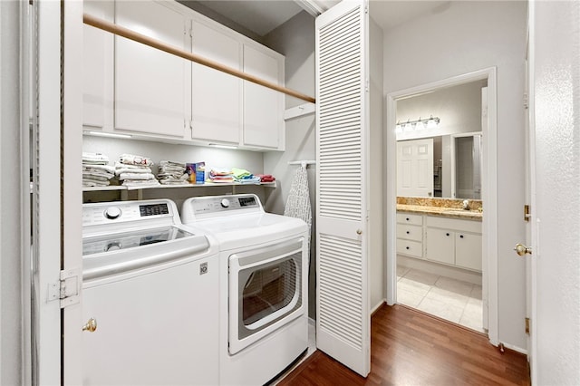 washroom featuring cabinets, dark hardwood / wood-style flooring, sink, and independent washer and dryer