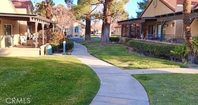 view of property's community featuring a lawn