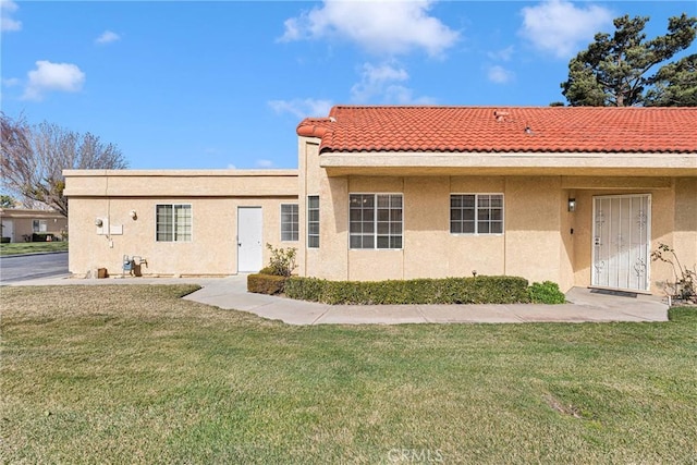 view of front of home featuring a front yard