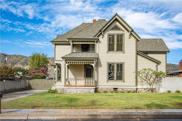 view of front of property featuring a front lawn and a porch